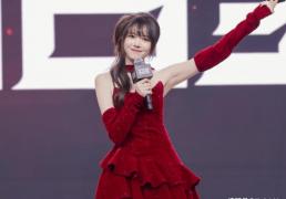 骆歆素颜直播，被夸颜值(zhí)很高(gāo)，展(zhǎn)示身上多(duō)処(chù)淤青