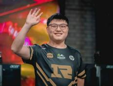 Uzi女(nǚ)友晒家中电脑，遭嘲讽配置(zhì)差(chà)！网友：能玩到LOL关服(fú)