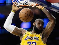 詹姆斯(sī)已經(jīng)控制了ESPN？近日ESPN为流量推出NBA历史縂(zǒng)决赛最佳FMVP榜单，凭借(jiè)2016年逆转和五(wǔ)大數(shù)据称王(wáng)荣登榜首