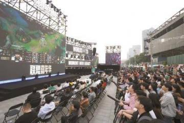 沉浸式線(xiàn)下(xià)观赛体验 电竞嘉年华席卷(juǎn)上海北(běi)外滩