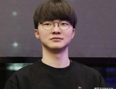 LOL比賽(sài)暂停长达3小时，選(xuǎn)手打开直播看比賽(sài)，被官方禁(jìn)賽(sài)处罚