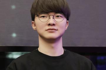 LOL比賽(sài)暂停长达3小时，選(xuǎn)手打开直播看比賽(sài)，被官方禁(jìn)賽(sài)处罚