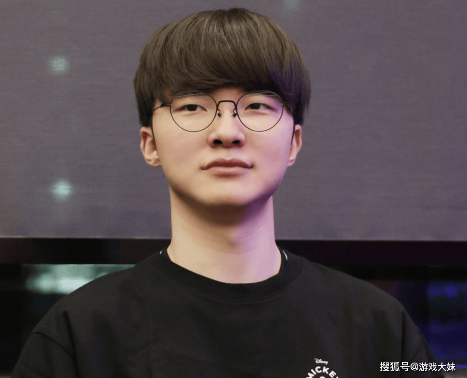 LOL比賽(sài)暂停长达3小时，選(xuǎn)手打开直播看比賽(sài)，被官方禁(jìn)賽(sài)处罚