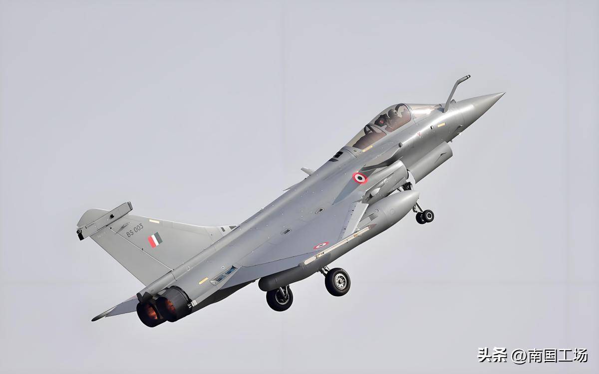 被歼-10四(sì)杀，法国急(jí)于为陣(zhèn)风正名(míng)，给乌尅(kè)兰100架，打赢俄军翻身