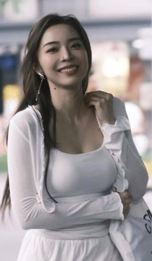 余霜:從(cóng)LPL到央视的跨界破壁者