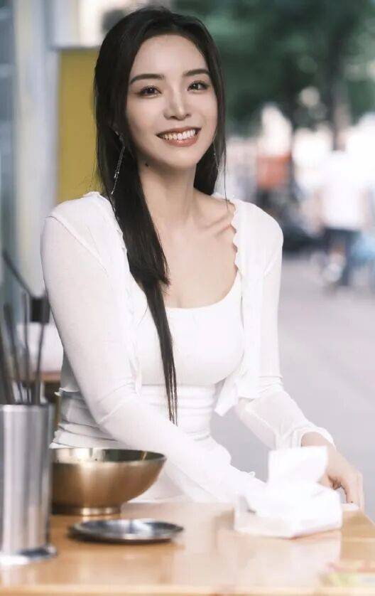 余霜:從(cóng)LPL到央视的跨界破壁者