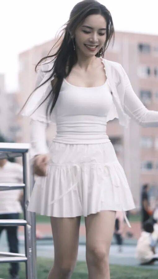 余霜:從(cóng)LPL到央视的跨界破壁者