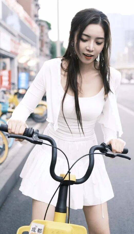 余霜:從(cóng)LPL到央视的跨界破壁者