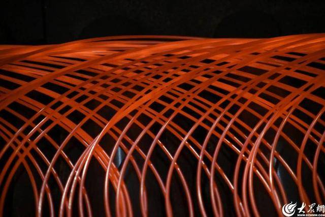 青島(dǎo)特钢綠(lǜ)色钢铁铸就(jiù)世界之巅，花江峽(xiá)谷大(dà)桥正式通車(chē)