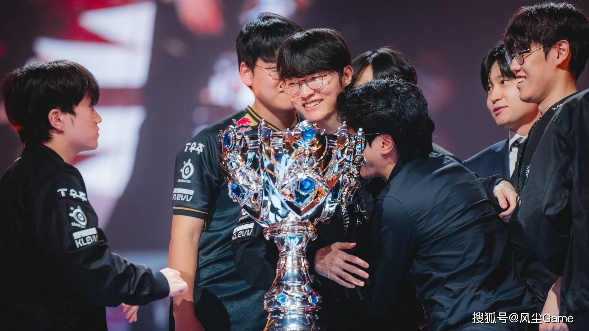 Faker調(diào)侃BLG是世(shì)界(jiè)冠(guān)军！T1皮肤候选池出爐(lú)：中路有9个英(yīng)雄能(néng)选