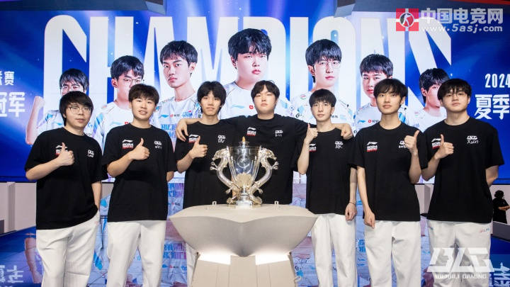 2025LPL总决赛：BLG捧(pěng)起银龍(lóng)杯，knight获得FMVP，收获职业生涯第(dì)六个LPL冠军