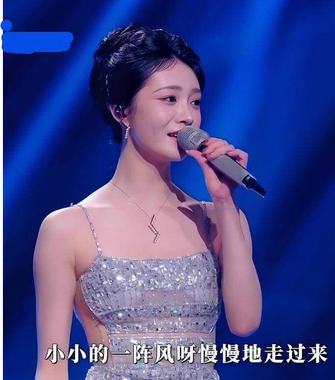 2025大湾區(qū)晚会：直到(dào)周深(shēn)出場(chǎng)，我才意(yì)识到(dào)，原来现場(chǎng)收音没问题