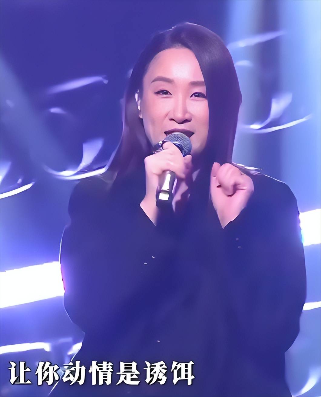 2025大湾區(qū)晚会：直到(dào)周深(shēn)出場(chǎng)，我才意(yì)识到(dào)，原来现場(chǎng)收音没问题