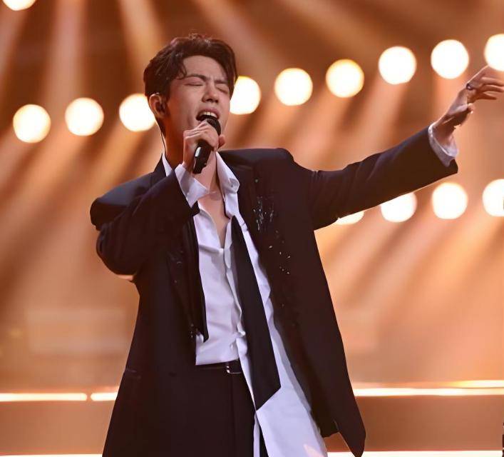 2025大湾區(qū)晚会：直到(dào)周深(shēn)出場(chǎng)，我才意(yì)识到(dào)，原来现場(chǎng)收音没问题