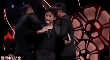 笑料百(bǎi)出，鄧(dèng)超微(wēi)博电影之夜疯狂玩(wán)梗话太多(duō)被(bèi)黑衣(yī)人架(jià)走