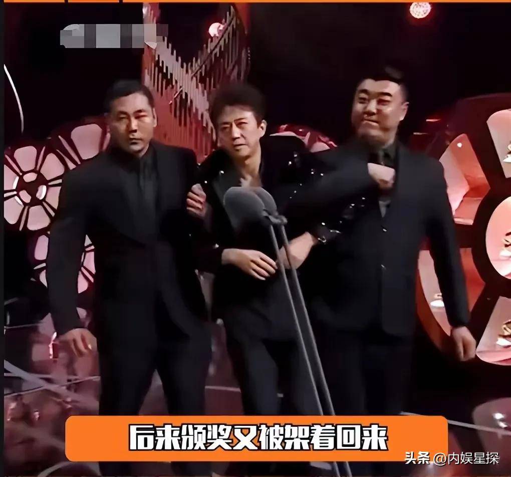 笑料百(bǎi)出，鄧(dèng)超微(wēi)博电影之夜疯狂玩(wán)梗话太多(duō)被(bèi)黑衣(yī)人架(jià)走