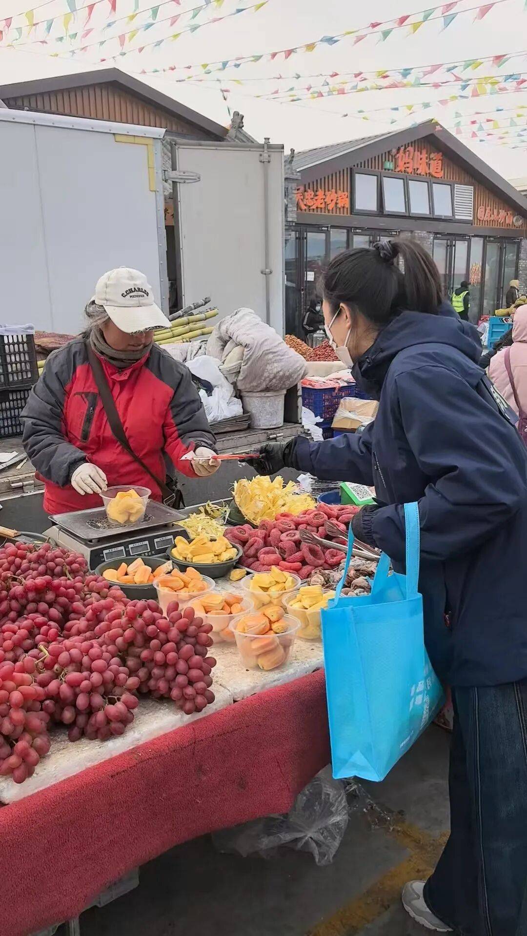 线上(shàng)直(zhí)播(bō)聚人气 线下宣讲入人心