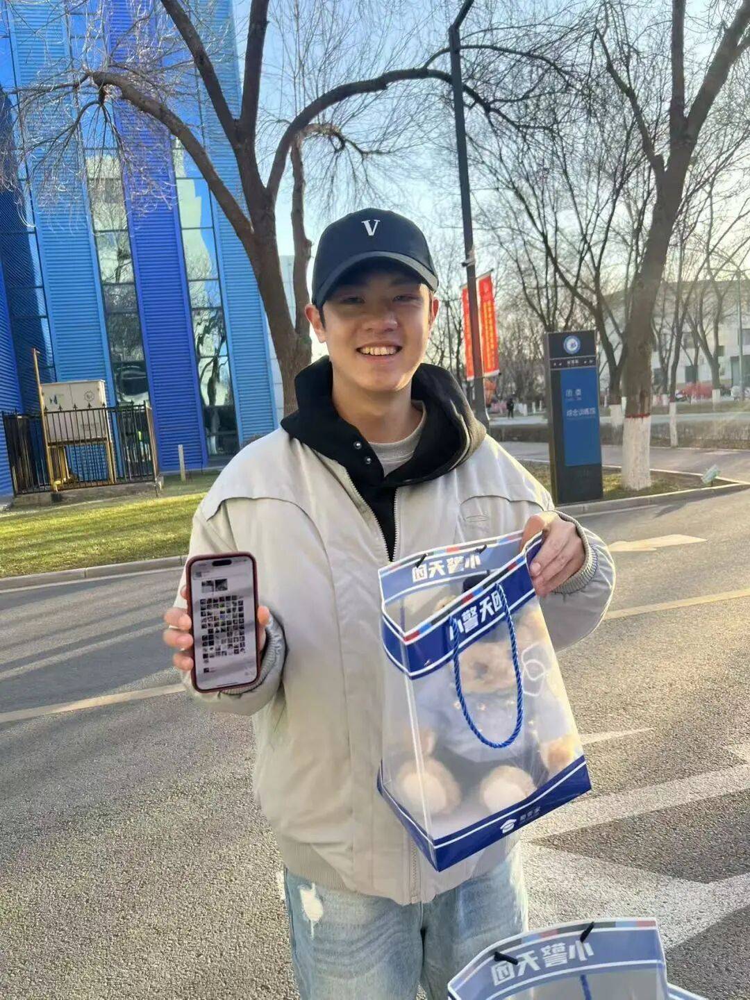 线上(shàng)直(zhí)播(bō)聚人气 线下宣讲入人心