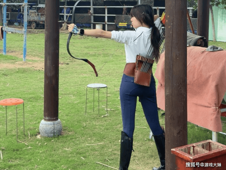 骆歆素颜直播，被夸颜值(zhí)很高(gāo)，展(zhǎn)示身上多(duō)処(chù)淤青