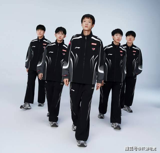 LOL官方更新战力排行榜，第一毫不意外，IG赫然在(zài)列！