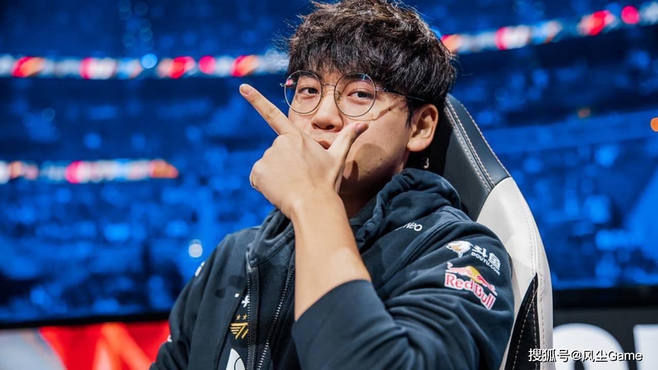 LOL历史最惨冠军AD诞生！临近世(shì)界赛被粉丝逼(bī)宫：不换人不買(mǎi)周边