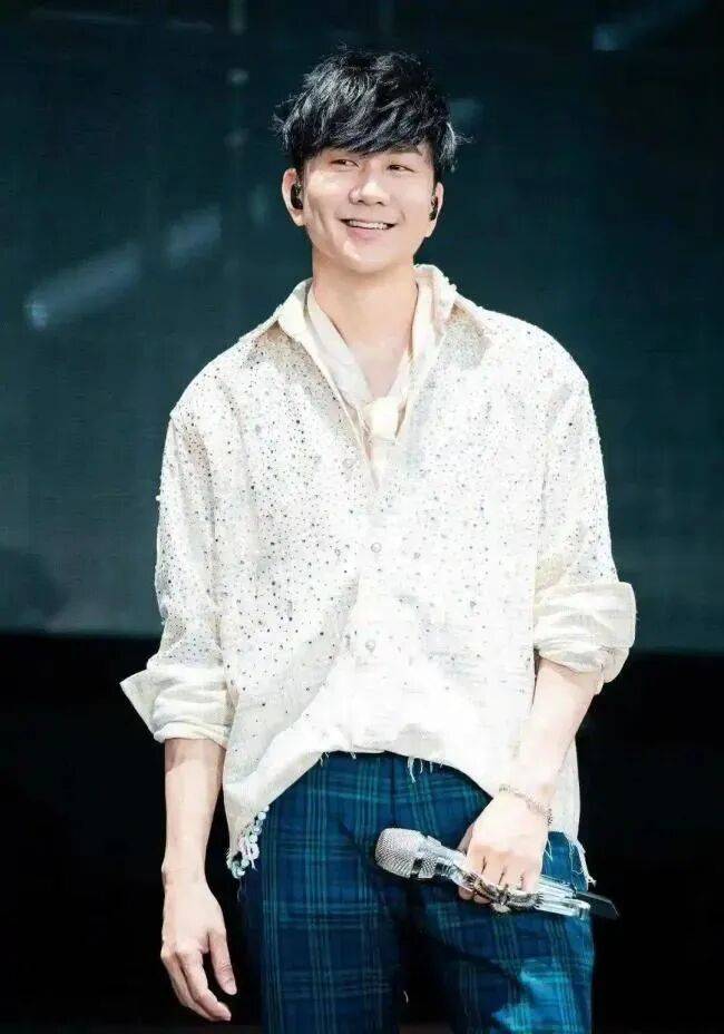 刚刚，林俊杰官宣(xuān)戀(liàn)情！