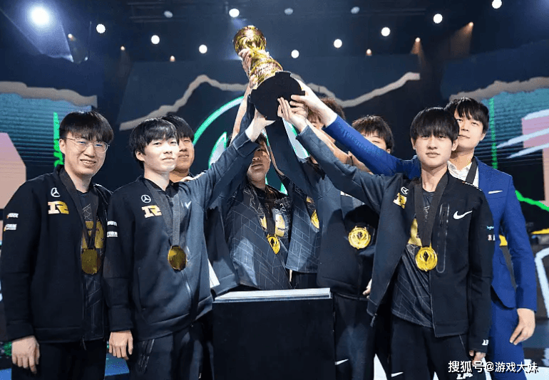 LPL新赛季(jì)戰(zhàn)队公(gōng)布，一支(zhī)戰(zhàn)队静悄悄退出，資(zī)金链彻底断裂(liè)