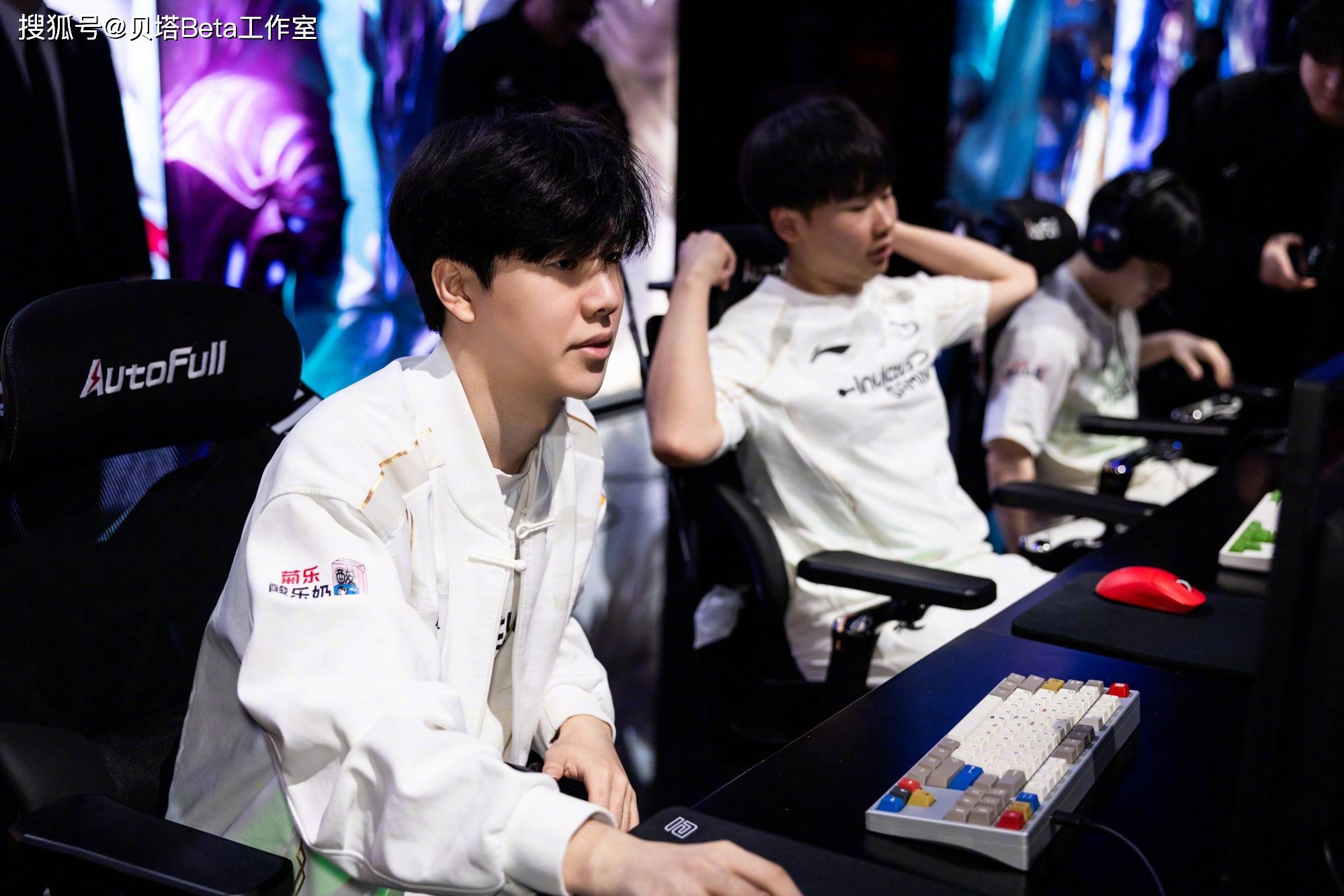 海外网友(yǒu)热议T1淘汰IG：Theshy像T1间諜(dié)！赛制(zhì)太差，IG該(gāi)進(jìn)瑞士(shì)轮