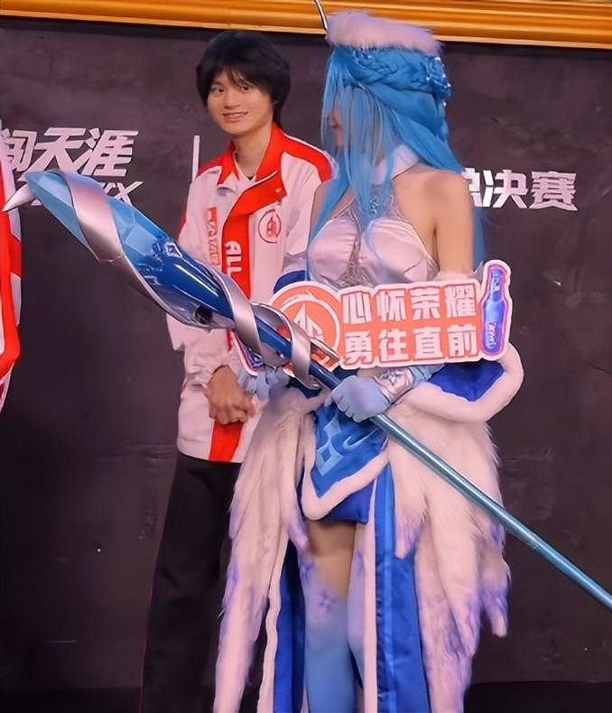 王昭君终于等来了她的王！長(zhǎng)生做客(kè)KPL评论蓆(xí)，宣(xuān)传王昭君新皮肤