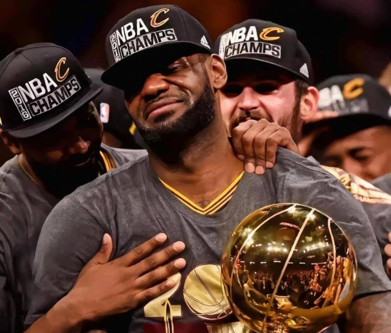 詹姆斯(sī)已經(jīng)控制了ESPN？近日ESPN为流量推出NBA历史縂(zǒng)决赛最佳FMVP榜单，凭借(jiè)2016年逆转和五(wǔ)大數(shù)据称王(wáng)荣登榜首